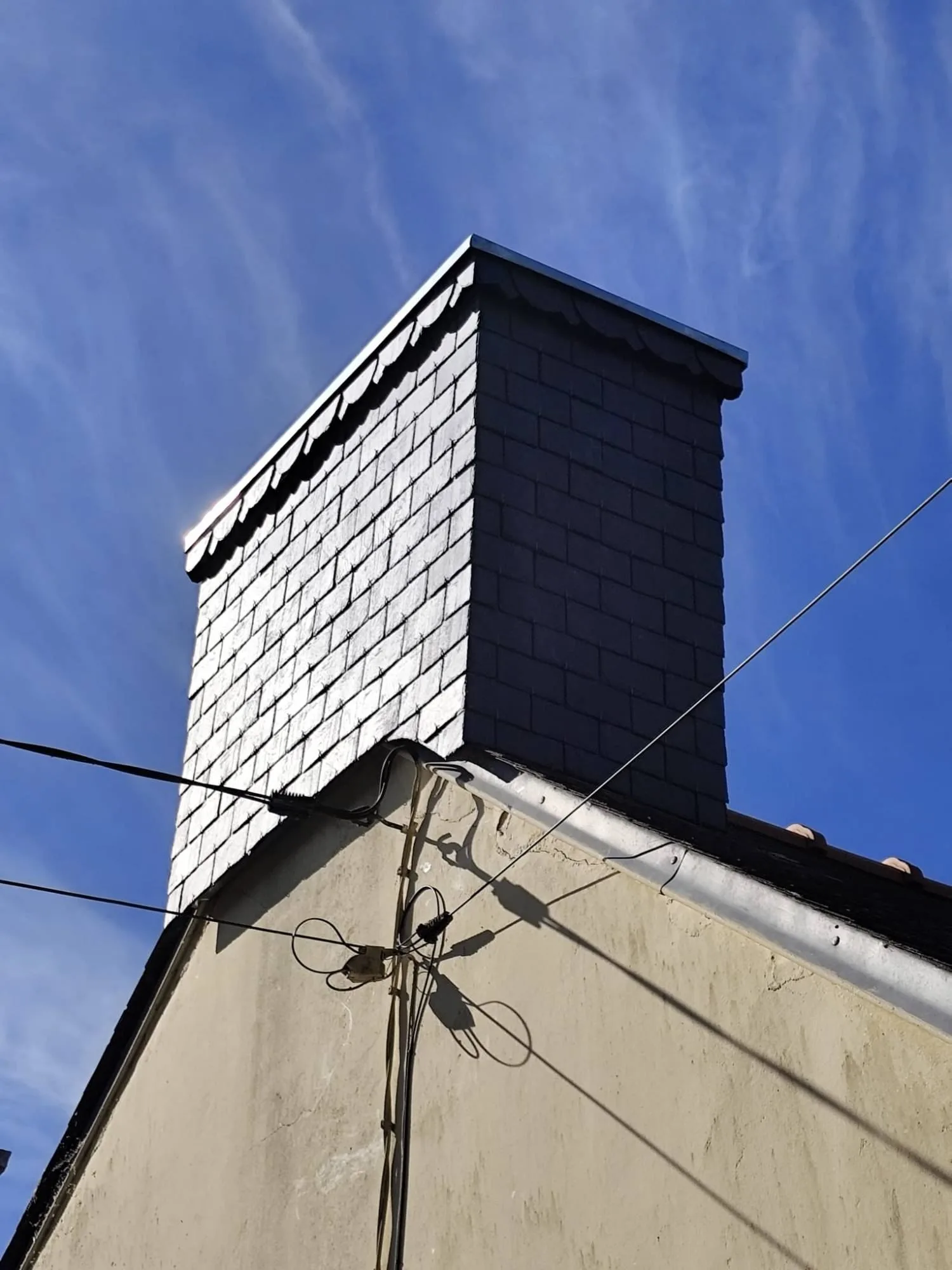Habillage en ardoise naturelle avec couvertine zinc, chantier ALF Couverture